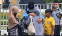 Momen keluarga merasa haru saat menjemput jemaah haji kloter dua Lombok Tengah.