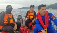 Tim SAR mencari nelayan Lombok Utara yang hilang di Pantai Mangsit