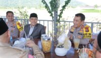KH. Said Aqil Siradj bertemu Kapolda NTB dan Lalu Muhammad Iwan Mahardan, Sekretaris Deputi Promosi dan Kerja Sama BGN RI, di Jalan Penas IX, Gerung, Lombok Barat.