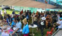 Pemandangan peserta FORNAS VIII NTB membeli kuliner di UMKM lokal. Lapak UMKM tersedia di 8 titik venue.