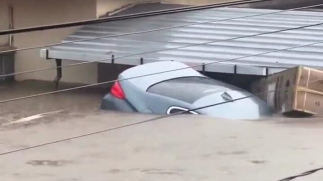 Sebuah mobil di Mataram tenggelam akibat banjir
