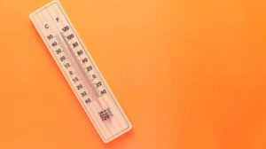 Ilustrasi suhu udara dingin (Canva Pro)