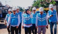 General Manager PLN Unit Induk Wilayah Nusa Tenggara Barat (UIW NTB), Sri Heny Purwanti, meninjau lokasi banjir Mataram