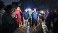Gubernur NTB Lalu Muhamad Iqbal meninjau lokasi banjir di Mataram