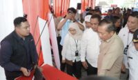 Gubernur NTB Lalu Muhamad Iqbal mengunjungi stand Telkom saat peluncuran Koperasi Merah Putih