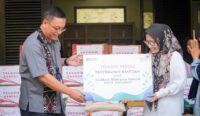 Telkom bagi bantuan untuk korban banjir di Kota Mataram (dok/istimewa)