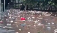 Kondisi banjir membawa luapan sampah di depan kampus Unram.