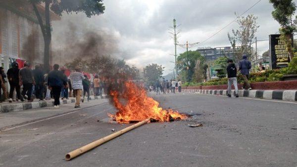 DPRD NTB dibakar