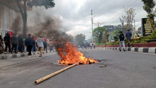 DPRD NTB dibakar