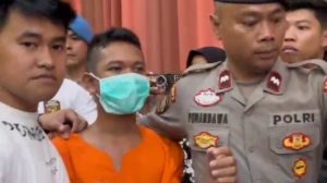 Tersangka dibawa polisi