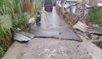 Kondisi jalan yang rusak pasca banjir di Sumbawa Barat