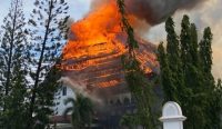 Kondisi saat Kantor DPRD NTB dibakar massa