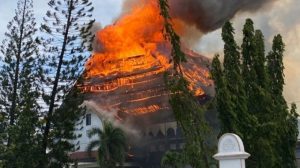Kondisi saat Kantor DPRD NTB dibakar massa