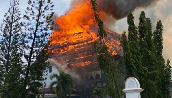 Kondisi saat Kantor DPRD NTB dibakar massa