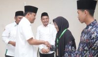 Kepala Kanwil Kemenag NTB, Zamroni Aziz melepas peserta MQKN 2025