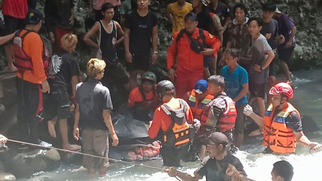 Proses evakuasi korban